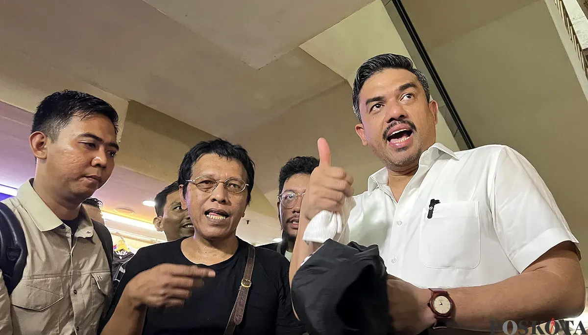 Menteri UMKM, Maman Abdurrahman (kanan) dan anggota DPR RI, Adian Napitupulu (kiri), usai melihat aktivitas jual beli pakaian bekas atau thrifting di Pasar Senen, Jakarta Pusat, Minggu, 30 November 2025. (Sumber: POSKOTA | Foto: Pandi Ramedhan)