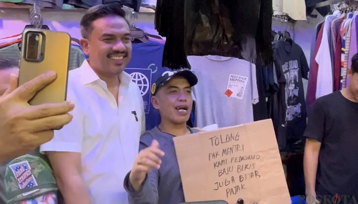 Menteri UMKM, Maman Abdurrahman saat meninjau pedagang pakaian bekas di Pasar Senen, Jakarta Pusat, Minggu, 30 November 2025. (Sumber: POSKOTA | Foto: Pandi Ramedhan)