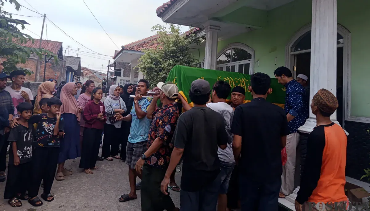Suasana pemakaman dua bocah yang tenggelam di Kali Cikarang, berlangsung haru di TPU Kampung Tanah Baru, Desa Karang Baru, Kecamatan Cikarang Utara, Kabupaten Bekasi. (Sumber: POSKOTA | Foto: Nurpini Aulia Rapika)