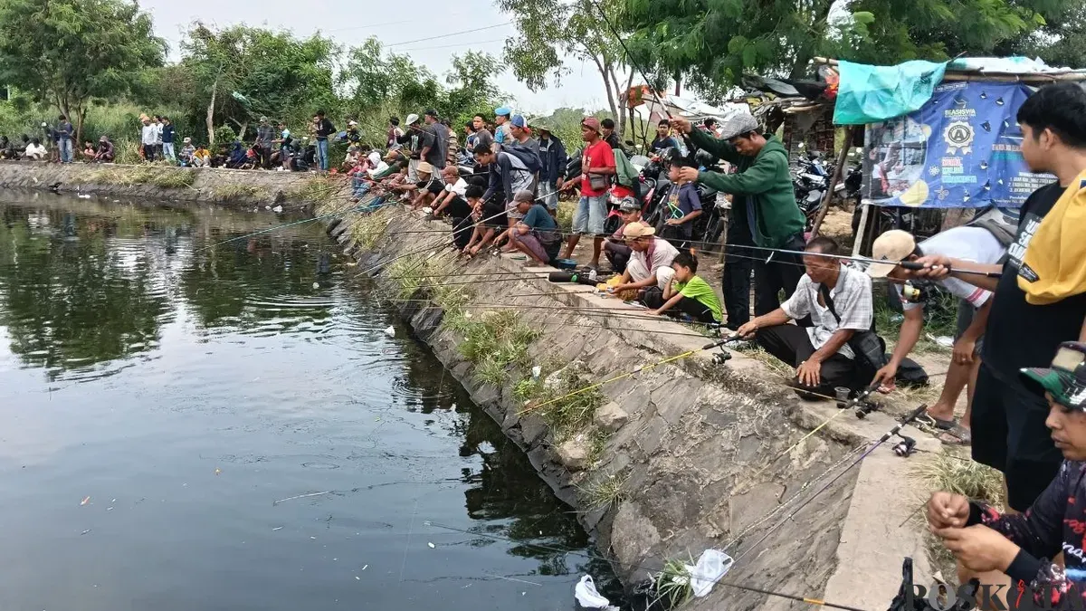Para pemancing di Danau Puspemkab, Kabupaten Serang, Minggu, 30 November 2025. (Sumber: Poskota/Rahmat Haryono)