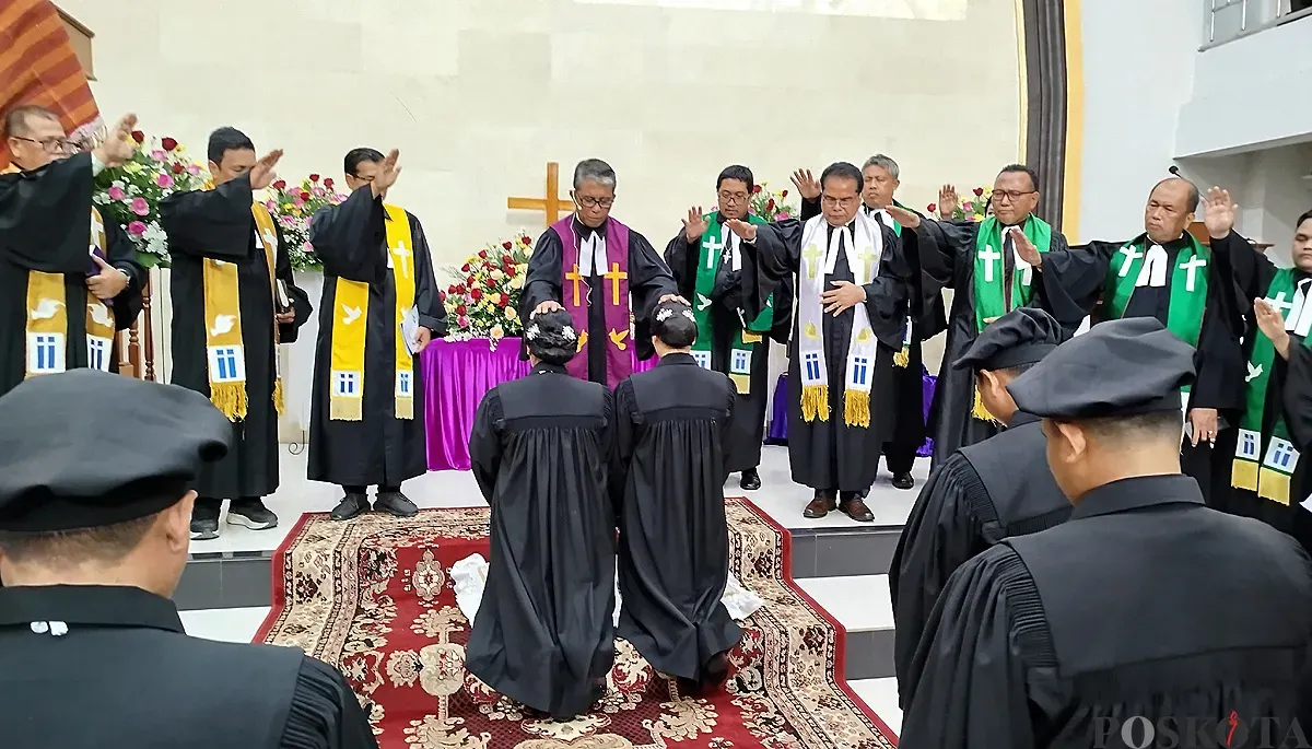 Prosesi penahbisan para pendeta Huria Kristen Indonesia (HKI) se-Indonesia di HKI Cawang Cililitan, Minggu, 30 November 2025. (Sumber: POSKOTA | Foto: Ramot Sormin)