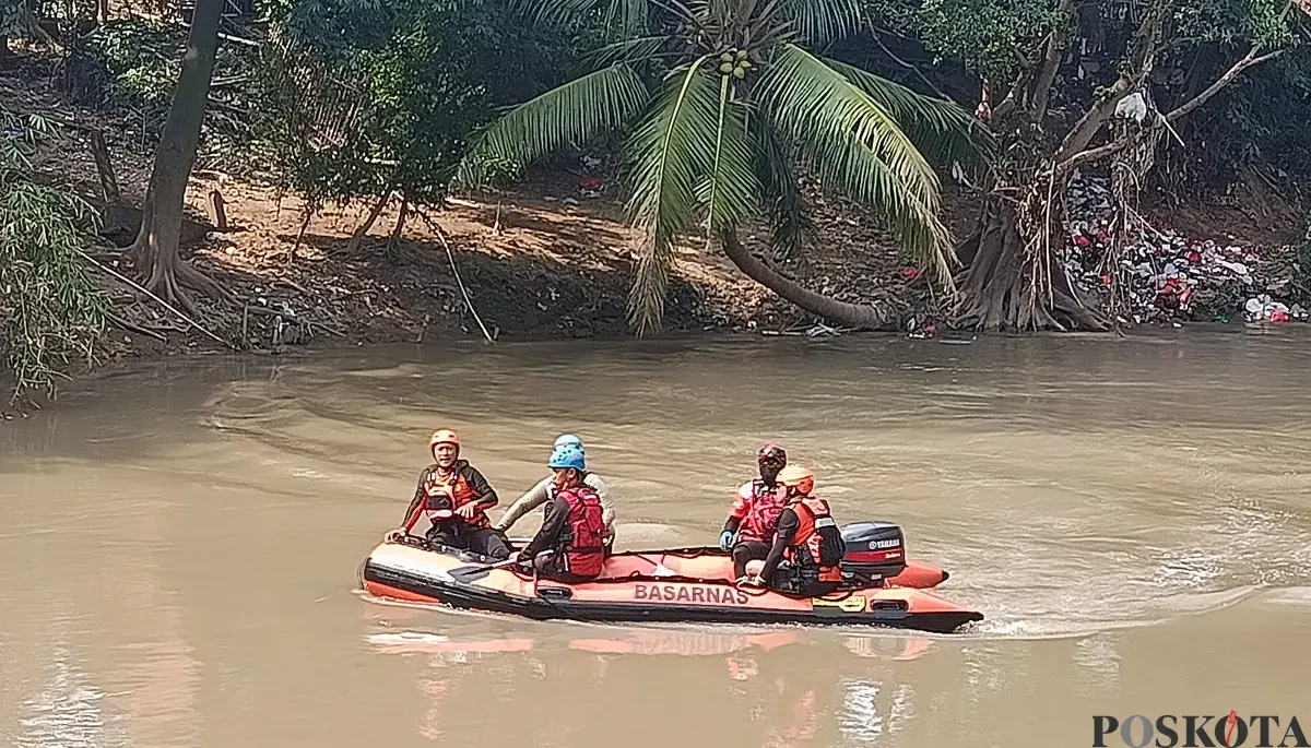Unit SAR gabungan masih melakukan pencarian terhadap Fatur 6 tahun, bocah yang hilang dan diduga tenggelam di aliran Kali Cikarang. (Sumber: POSKOTA | Foto: Nurpini Aulia Rapika)