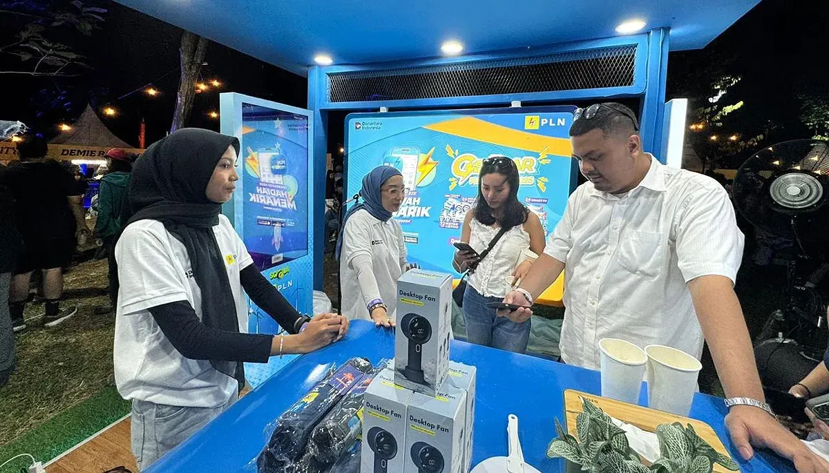 Petugas PLN dengan ramah menyampaikan penjelasan mengenai program Gelegar PLN Mobile dan hadiah menarik yang bisa diperoleh kepada pengunjung. (Sumber: Dok. PLN UID Jakarta Raya)