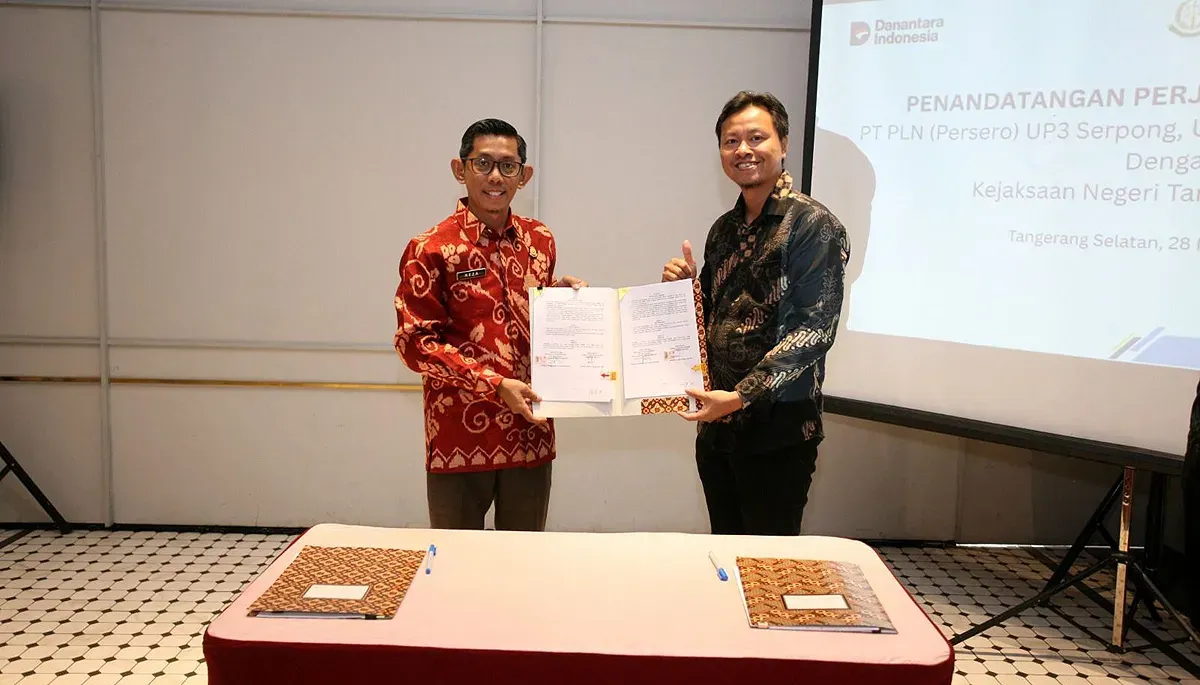 Manager PLN UP3 Bintaro, Hendar Prisnadianta (kanan) dan Kepala Kejari Tangsel, Apreza Darul Putra (kiri) memperlihatkan dokumen PKS. (Sumber: Dok. PLN UID Jakarta Raya)