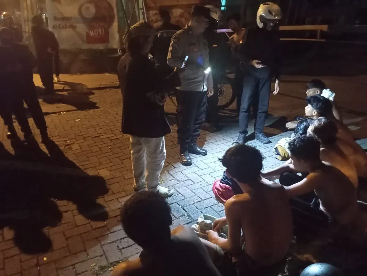 Polisi mengamankan 8 remaja yang diduga hendak tawuran di wilayah Mulyaharja, Kecamatan Bogor Selatan, Kota Bogor. (Sumber: Dok Polsek Bogor Selatan)