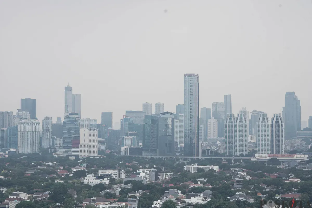 Suasana lanskap kota yang diselimuti polusi udara di Jakarta, Jum'at, 26 September 2025. (Sumber: Poskota/Bilal Nugraha Ginanjar)