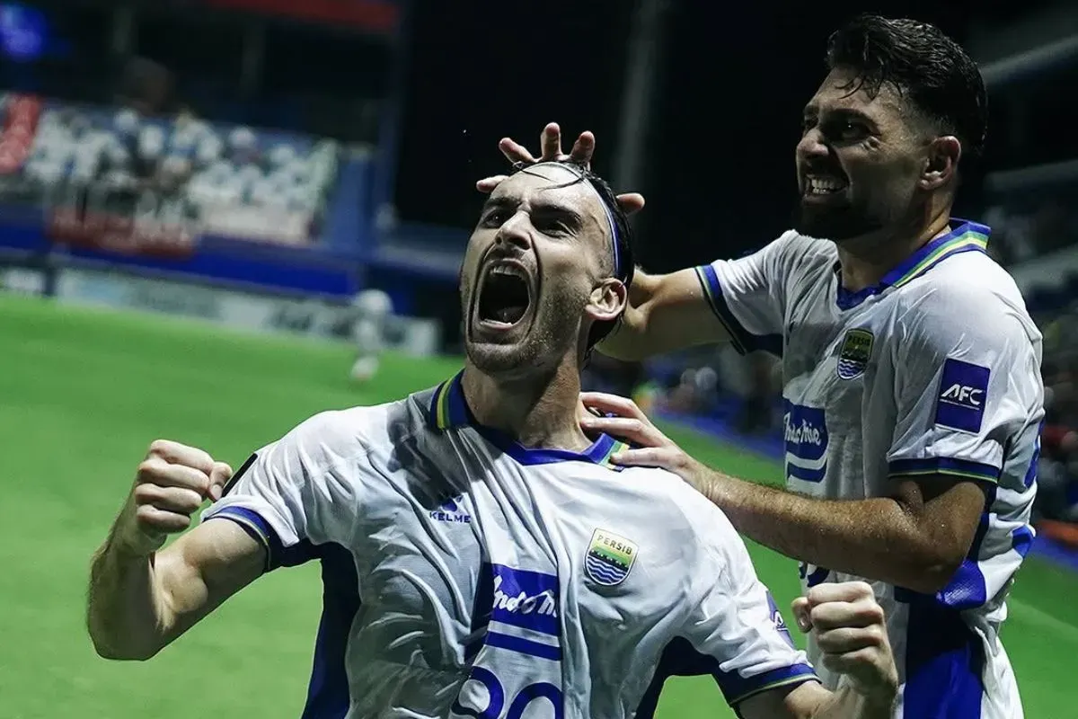 Andrew Jung melakukan selebrasi usai mencetak gol di laga Bangkok United vs Persib Bandung. (Sumber: Instagram/@persib)