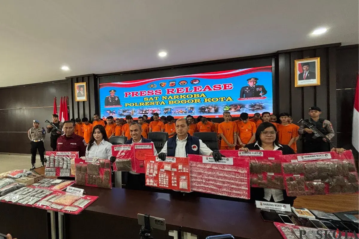 Polisi melakukan keterangan pers di Mapolresta Bogor Kota, terkait pengungkapan kasus narkotika, kurun waktu September 2025, Rabu, 1 Oktober 2025. (Sumber: Poskota/Giffar Rivana)