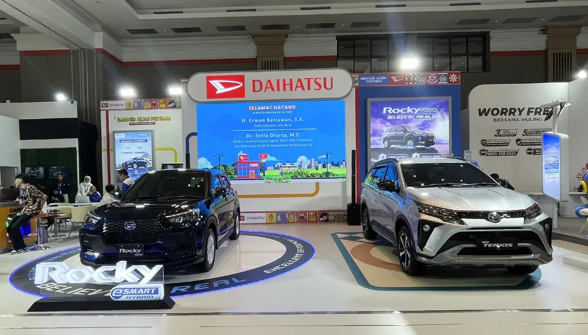 Daihatsu hadir di GIIAS Bandung 2025 dengan menghadirkan Terios dan Rocky e-Smart Hybrid, kendaraan hybrid pertama Daihatsu di Indonesia. (Sumber: Dok Daihatsu Indonesia)