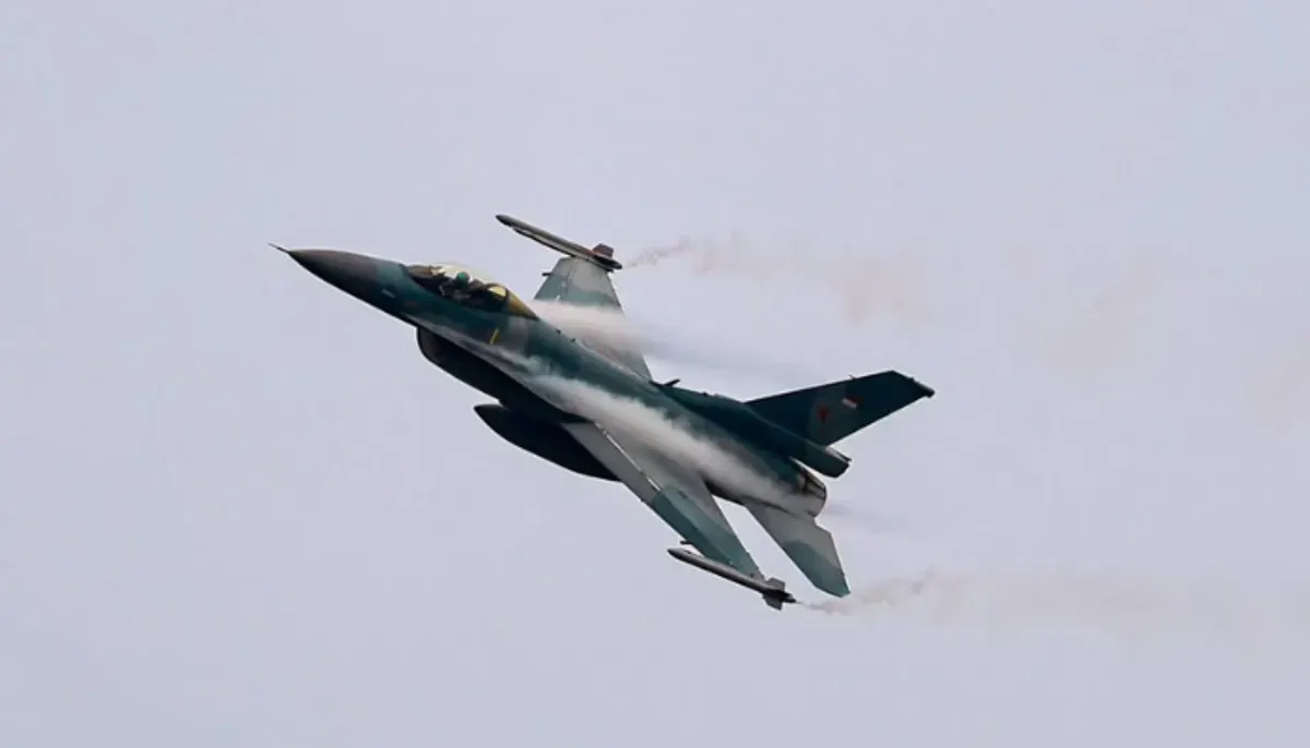 Fenomena pesawat dan helikopter memadati langit Jakarta ramai di media sosial. Ternyata, ini adalah latihan TNI untuk HUT ke-80. (Sumber: Instagram/@militer.udara)