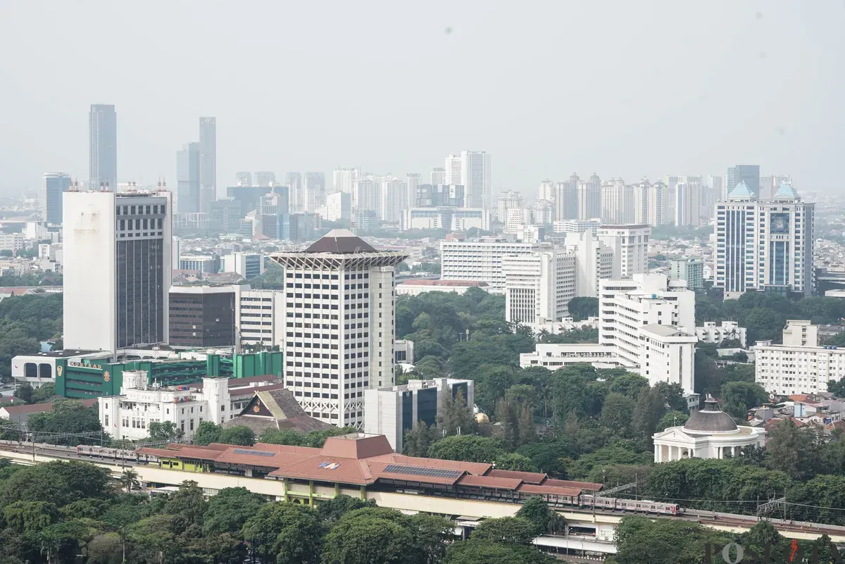 Suasana lanskap kota yang diselimuti polusi udara di Jakarta, Jum'at, 26 September 2025. (Sumber: Poskota/Bilal Nugraha Ginanjar)
