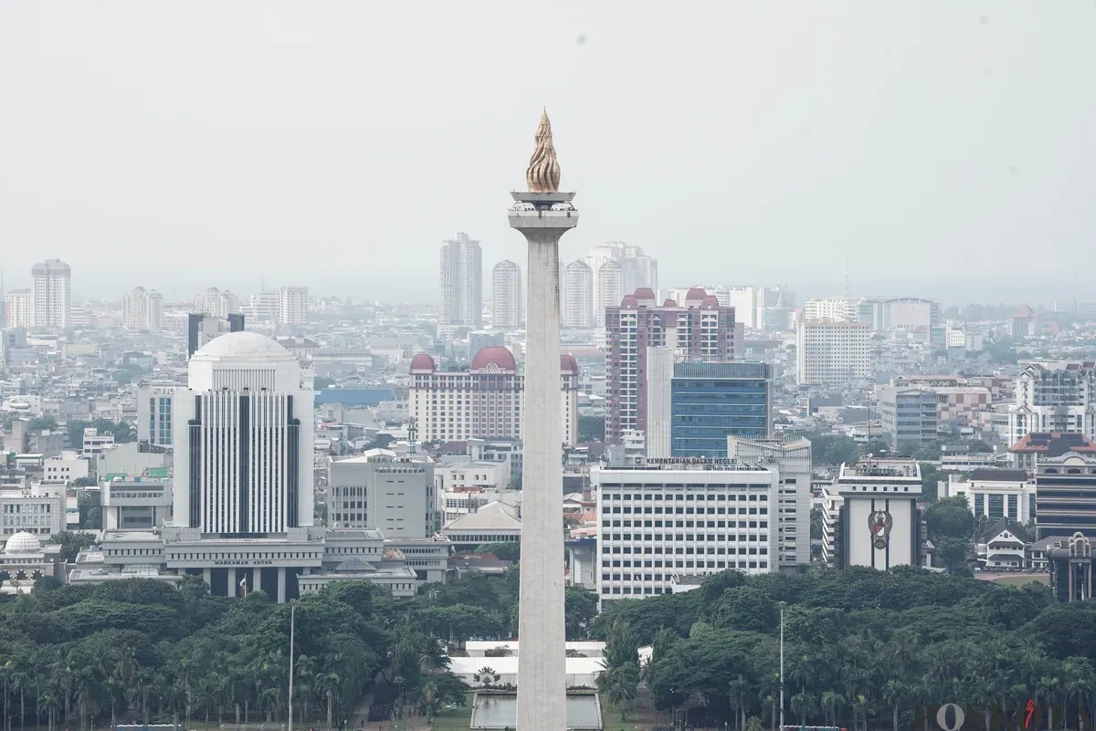Suasana lanskap kota yang diselimuti polusi udara di Jakarta, Jum'at, 26 September 2025. (Sumber: Poskota/Bilal Nugraha Ginanjar)
