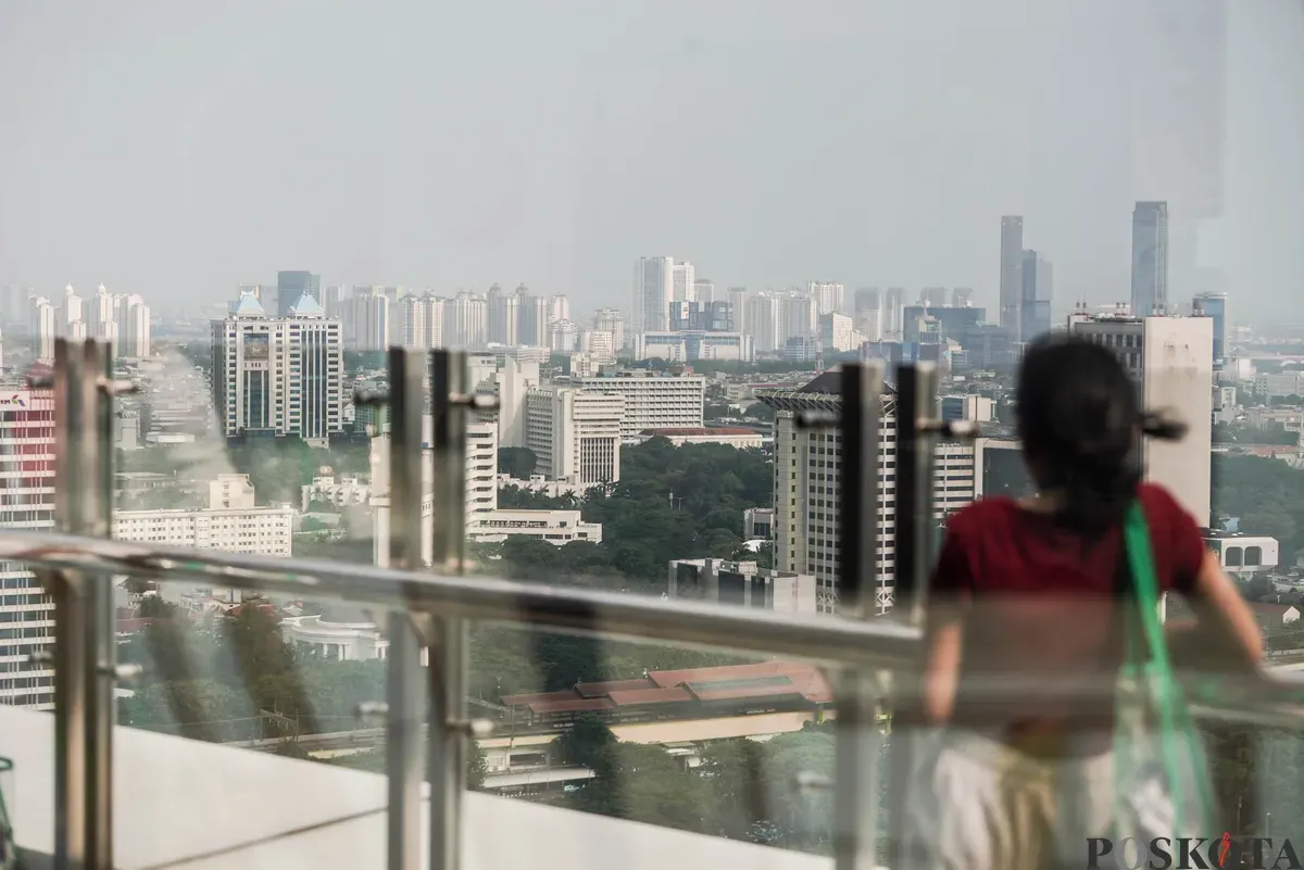 Suasana lanskap kota yang diselimuti polusi udara di Jakarta, Jum'at, 26 September 2025. (Sumber: Poskota/Bilal Nugraha Ginanjar)