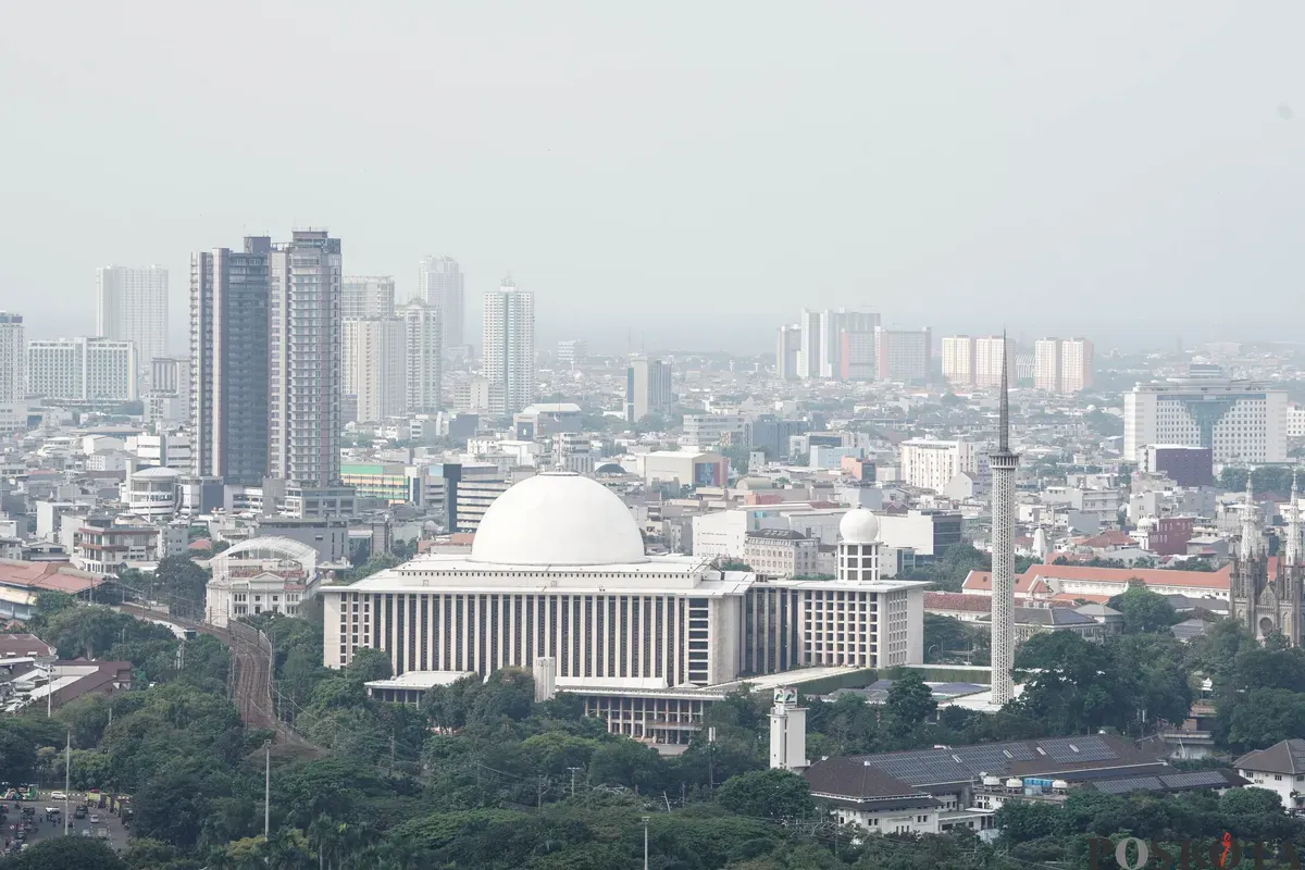 Suasana lanskap kota yang diselimuti polusi udara di Jakarta, Jum'at, 26 September 2025. (Sumber: Poskota/Bilal Nugraha Ginanjar)