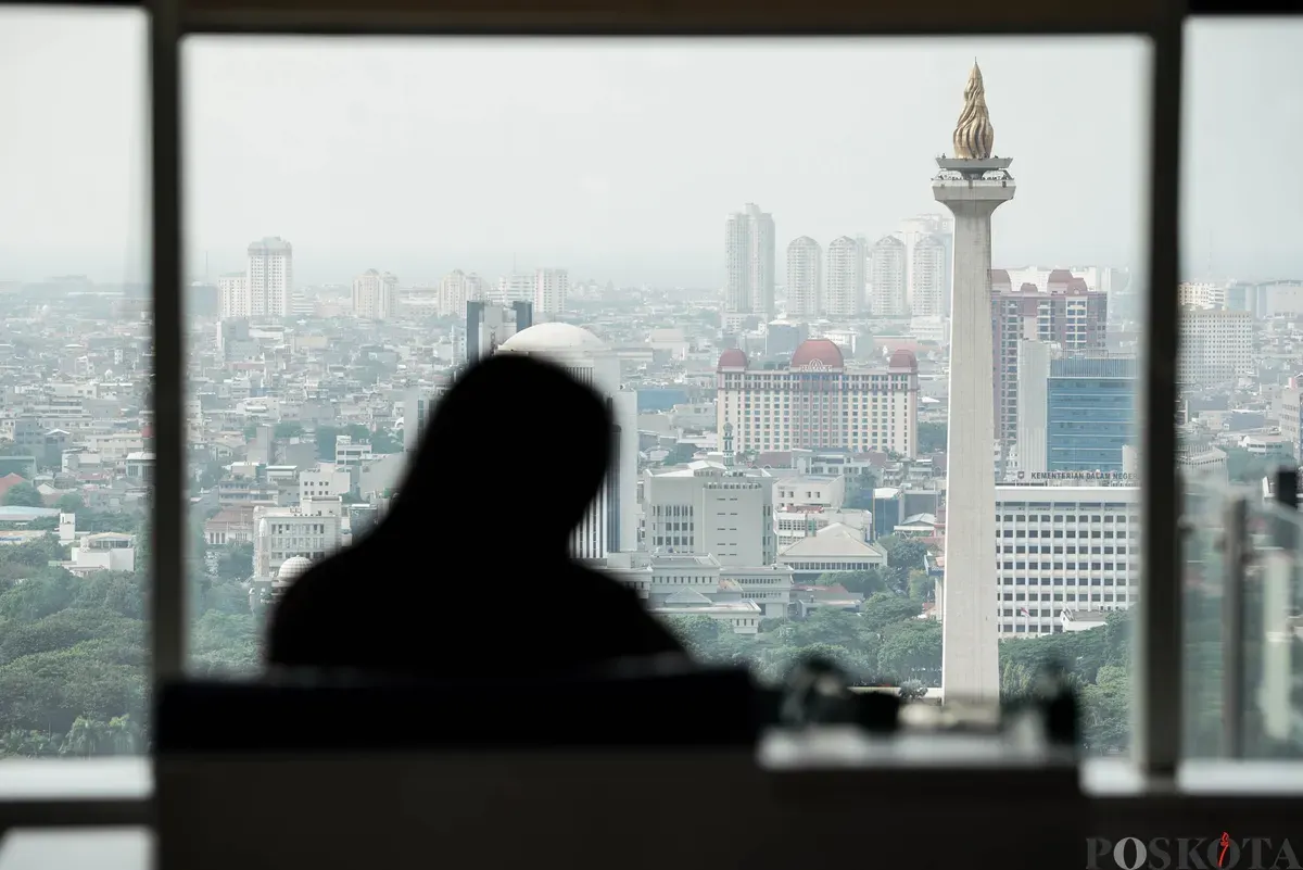 Suasana lanskap kota yang diselimuti polusi udara di Jakarta, Jum'at, 26 September 2025. (Sumber: Poskota/Bilal Nugraha Ginanjar)