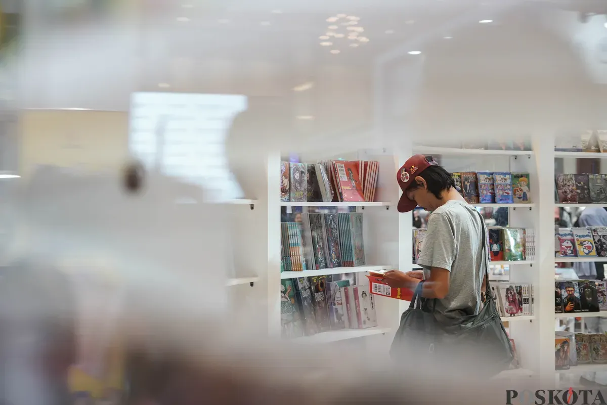 Pengunjung melihat buku pada Indonesia International Book Fair (IIBF) ke-45 di Jakarta International Convention Center (JICC), Jakarta, Jum'at, 26 September 2025. (Sumber: Poskota/Bilal Nugraha Ginanjar)