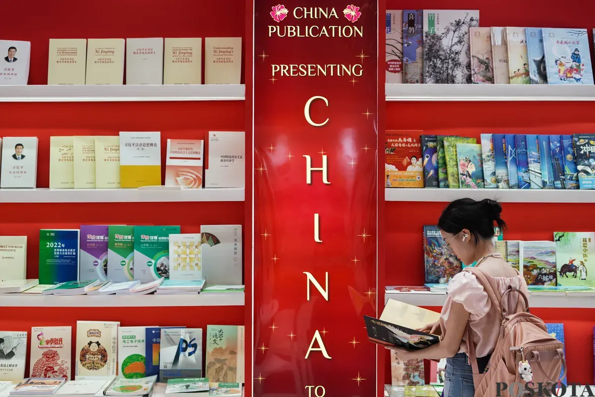 Pengunjung melihat buku pada Indonesia International Book Fair (IIBF) ke-45 di Jakarta International Convention Center (JICC), Jakarta, Jum'at, 26 September 2025. (Sumber: Poskota/Bilal Nugraha Ginanjar)