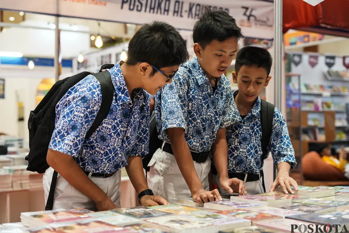 Pengunjung melihat buku pada Indonesia International Book Fair (IIBF) ke-45 di Jakarta International Convention Center (JICC), Jakarta, Jum'at, 26 September 2025. (Sumber: Poskota/Bilal Nugraha Ginanjar)