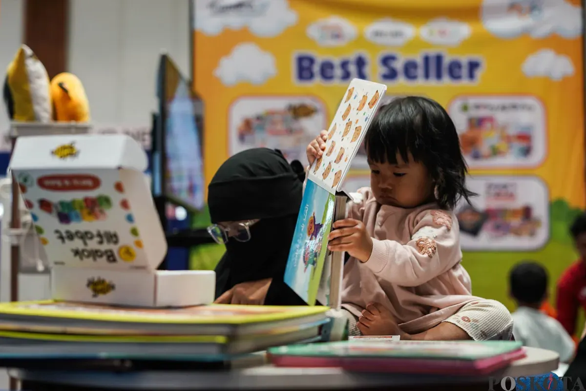 Pengunjung melihat buku pada Indonesia International Book Fair (IIBF) ke-45 di Jakarta International Convention Center (JICC), Jakarta, Jum'at, 26 September 2025. (Sumber: Poskota/Bilal Nugraha Ginanjar)