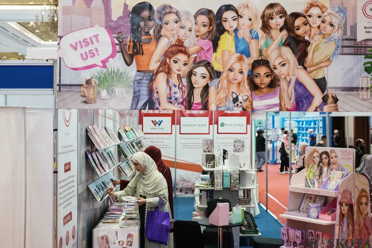 Pengunjung melihat buku pada Indonesia International Book Fair (IIBF) ke-45 di Jakarta International Convention Center (JICC), Jakarta, Jum'at, 26 September 2025. (Sumber: Poskota/Bilal Nugraha Ginanjar)