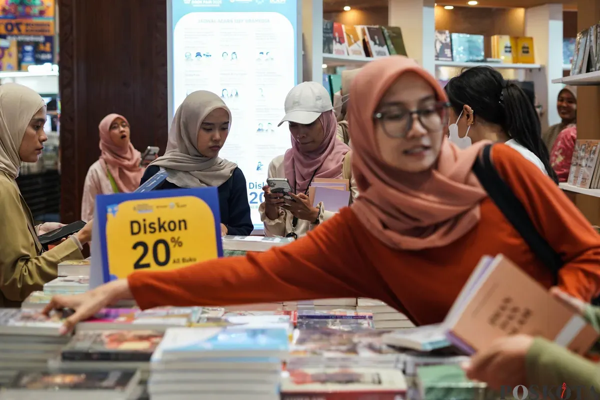 Pengunjung melihat buku pada Indonesia International Book Fair (IIBF) ke-45 di Jakarta International Convention Center (JICC), Jakarta, Jum'at, 26 September 2025. (Sumber: Poskota/Bilal Nugraha Ginanjar)
