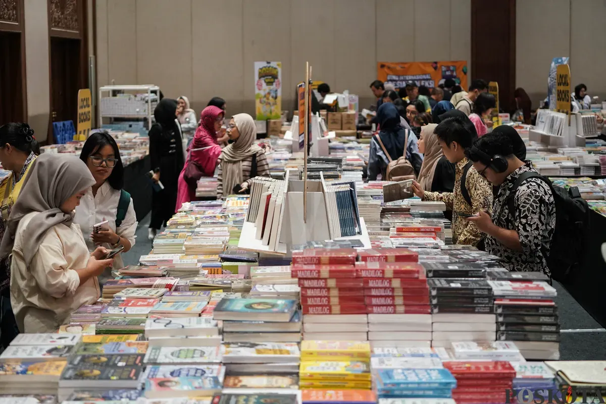 Pengunjung melihat buku pada Indonesia International Book Fair (IIBF) ke-45 di Jakarta International Convention Center (JICC), Jakarta, Jum'at, 26 September 2025. (Sumber: Poskota/Bilal Nugraha Ginanjar)