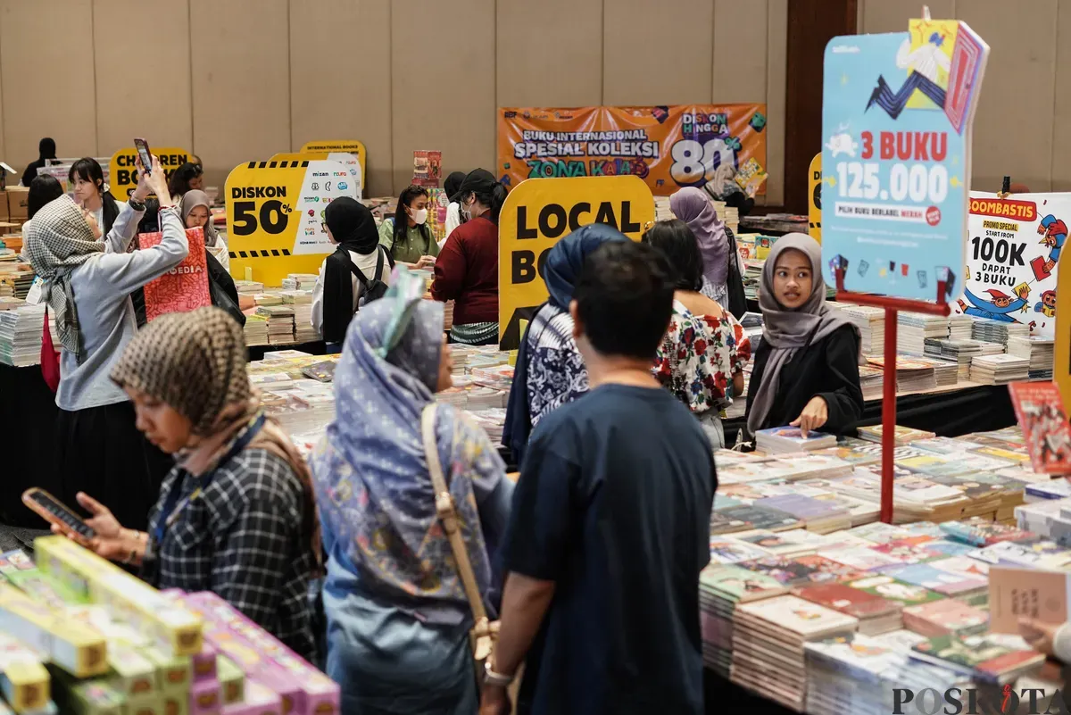 Pengunjung melihat buku pada Indonesia International Book Fair (IIBF) ke-45 di Jakarta International Convention Center (JICC), Jakarta, Jum'at, 26 September 2025. (Sumber: Poskota/Bilal Nugraha Ginanjar)