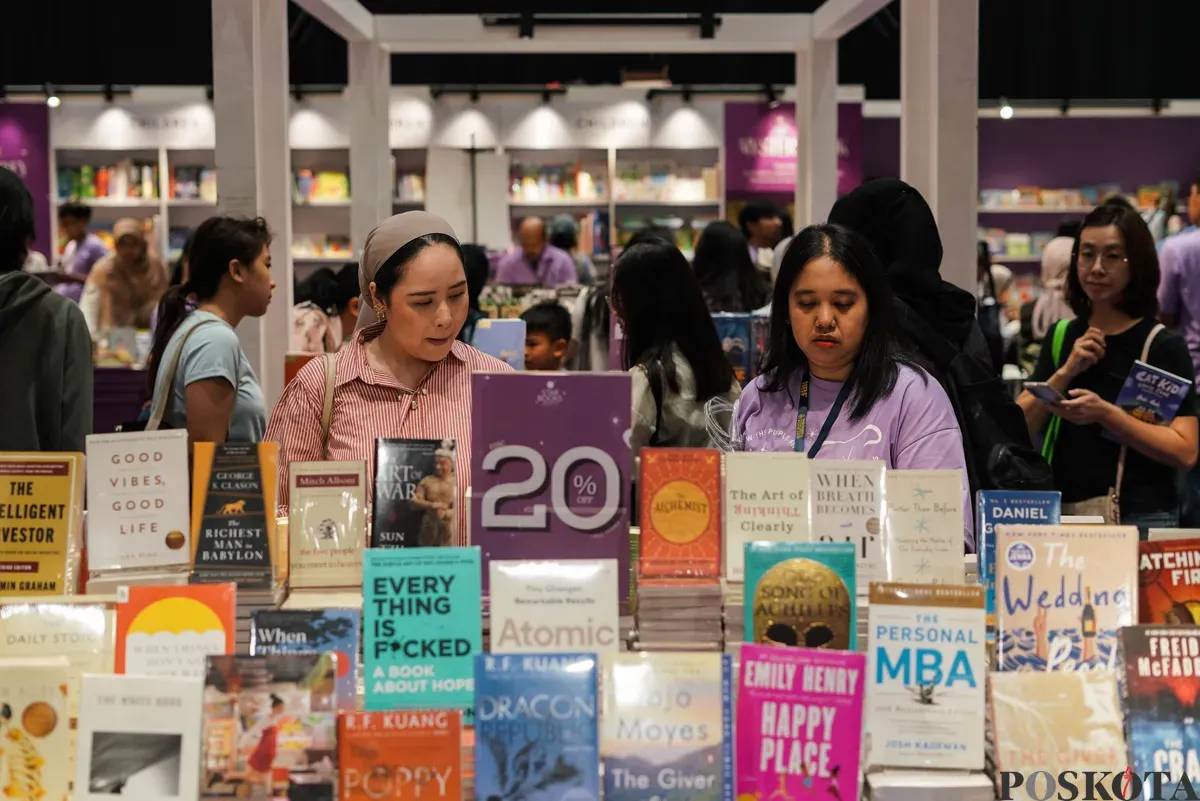 Pengunjung melihat buku pada Indonesia International Book Fair (IIBF) ke-45 di Jakarta International Convention Center (JICC), Jakarta, Jum'at, 26 September 2025. (Sumber: Poskota/Bilal Nugraha Ginanjar)