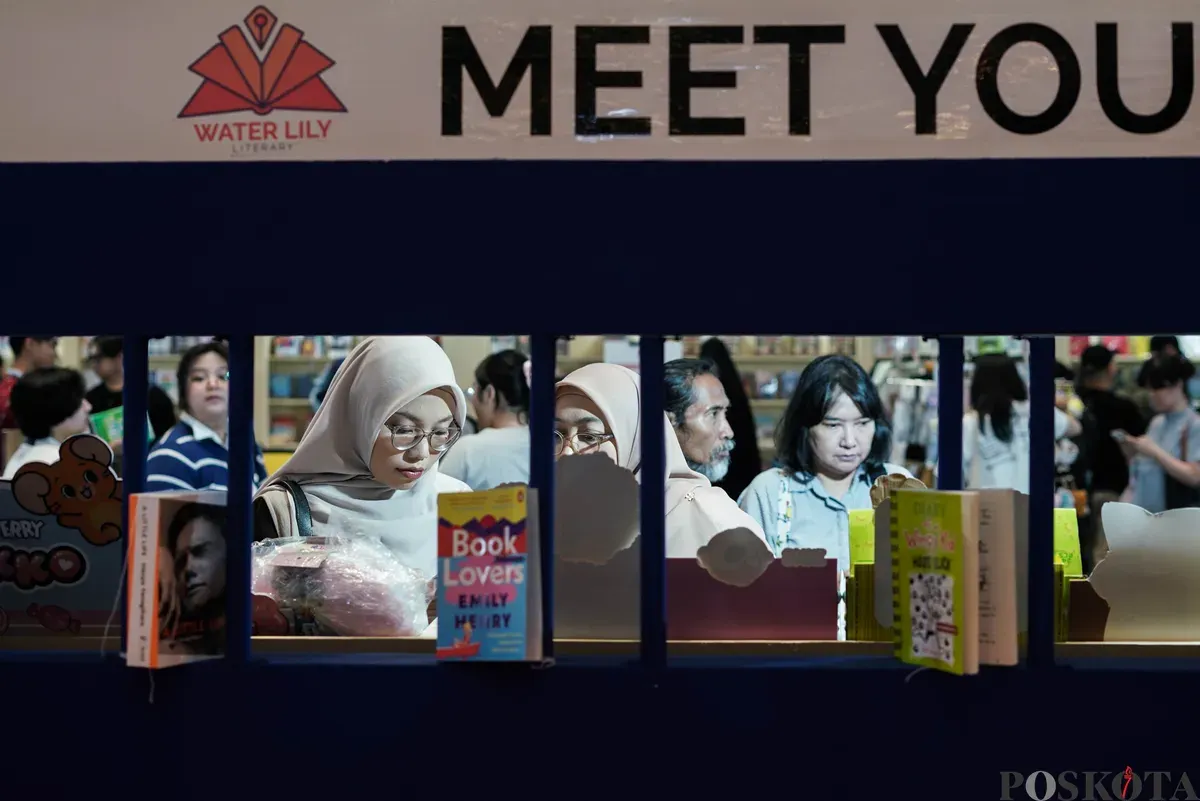Pengunjung melihat buku pada Indonesia International Book Fair (IIBF) ke-45 di Jakarta International Convention Center (JICC), Jakarta, Jum'at, 26 September 2025. (Sumber: Poskota/Bilal Nugraha Ginanjar)