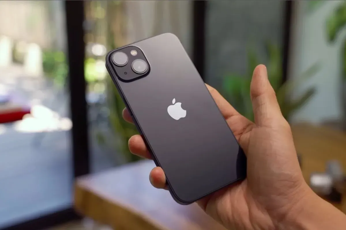 Berapa biaya ganti baterai iPhone 13 di iBox? (Sumber: YouTube/Gadgetin)
