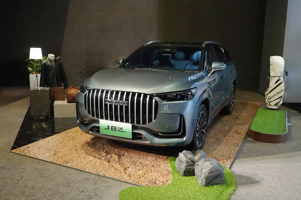JAECOO J8 SHS ARDIS resmi diluncurkan di Jakarta, mencatatkan rekor MURI sebagai mobil hybrid dengan jarak tempuh 1.660 km. (Sumber: JAECOO)