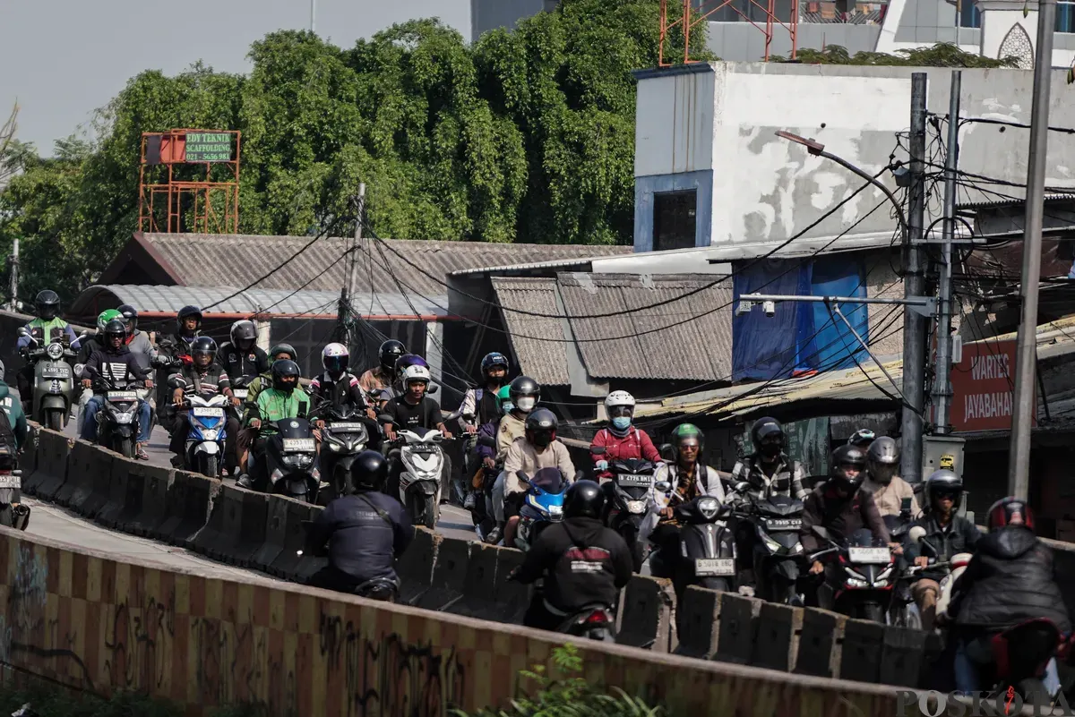 Sejumlah pengendara sepeda motor melintas di Flyover Pesing, Jakarta Barat, Jum'at, 26 September 2025. (Sumber: Poskota/Bilal Nugraha Ginanjar)