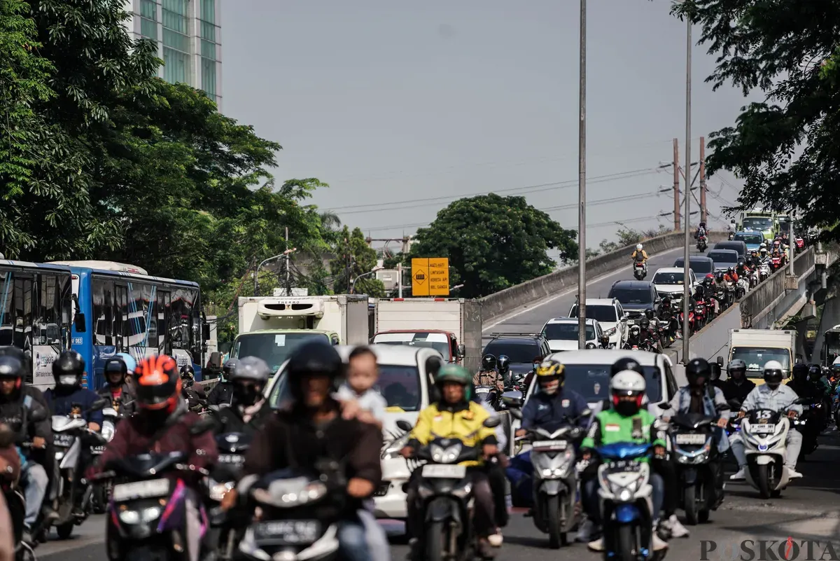 Sejumlah pengendara sepeda motor melintas di Flyover Pesing, Jakarta Barat, Jum'at, 26 September 2025. (Sumber: Poskota/Bilal Nugraha Ginanjar)
