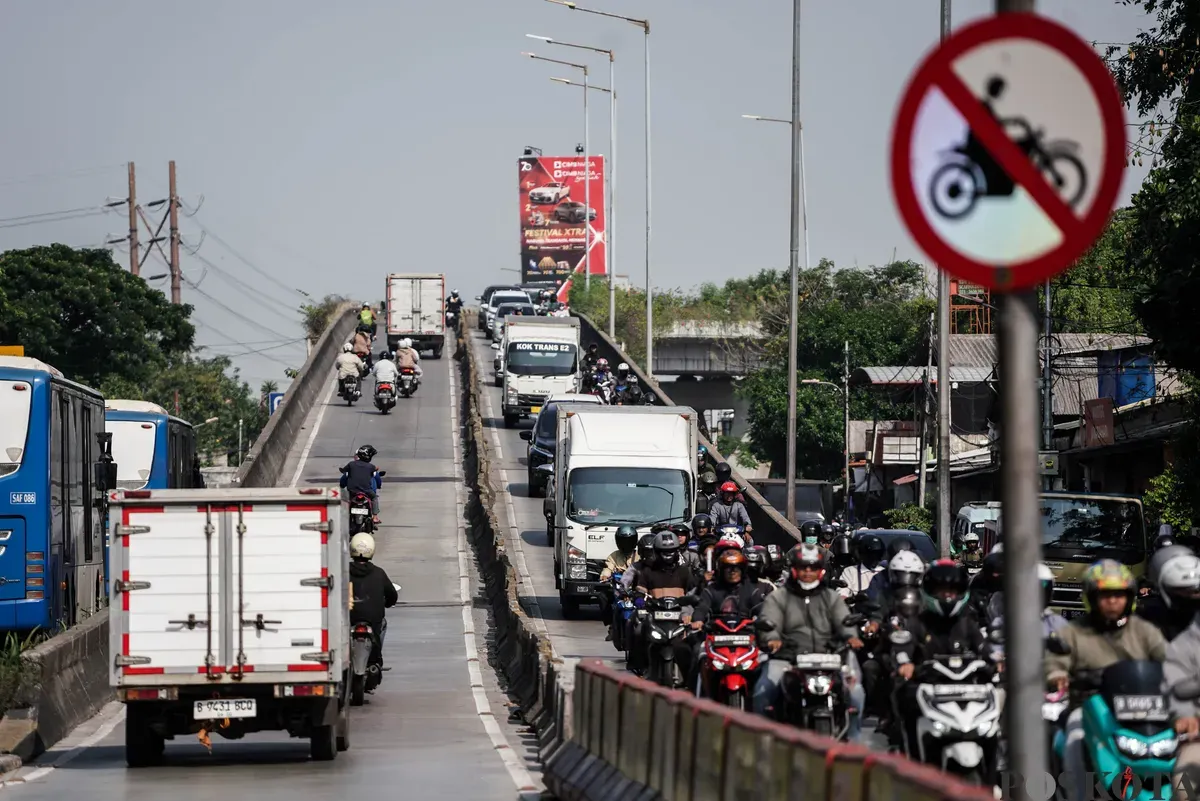 Sejumlah pengendara sepeda motor melintas di Flyover Pesing, Jakarta Barat, Jum'at, 26 September 2025. (Sumber: Poskota/Bilal Nugraha Ginanjar)