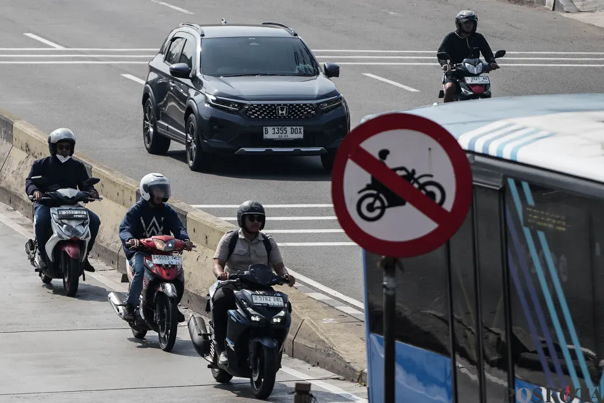 Sejumlah pengendara sepeda motor melintas di Flyover Pesing, Jakarta Barat, Jum'at, 26 September 2025. (Sumber: Poskota/Bilal Nugraha Ginanjar)