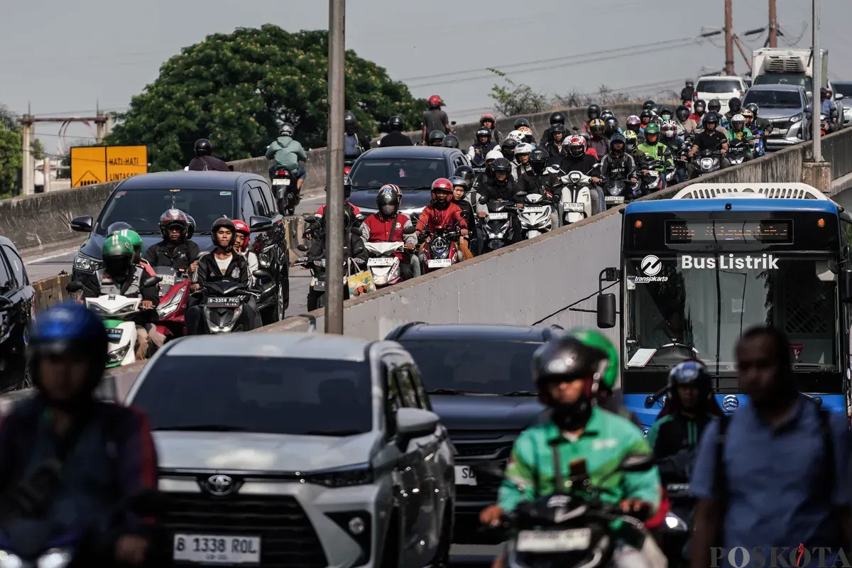 Sejumlah pengendara sepeda motor melintas di Flyover Pesing, Jakarta Barat, Jum'at, 26 September 2025. (Sumber: Poskota/Bilal Nugraha Ginanjar)