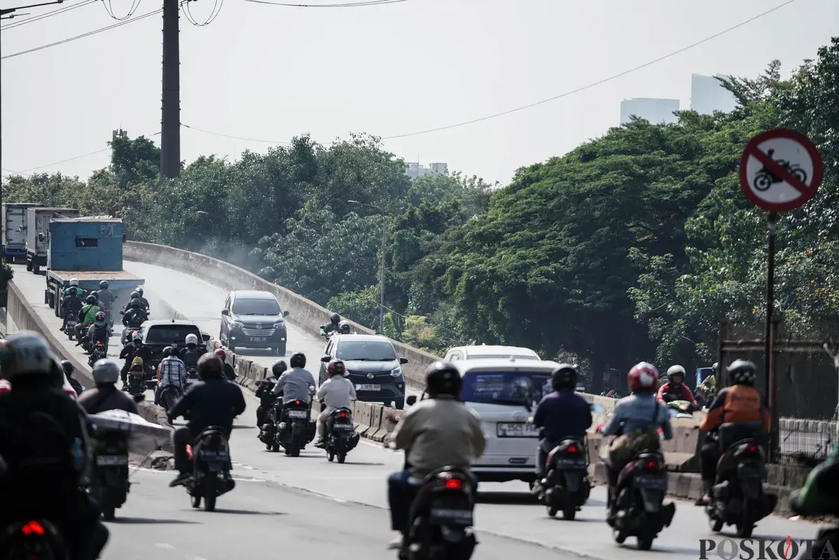 Sejumlah pengendara sepeda motor melintas di Flyover Pesing, Jakarta Barat, Jum'at, 26 September 2025. (Sumber: Poskota/Bilal Nugraha Ginanjar)