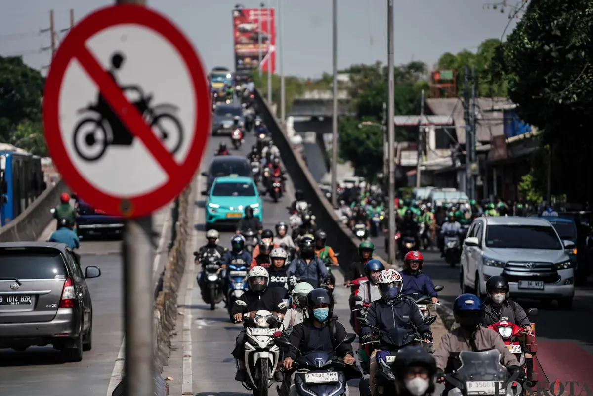 Sejumlah pengendara sepeda motor melintas di Flyover Pesing, Jakarta Barat, Jum'at, 26 September 2025. (Sumber: Poskota/Bilal Nugraha Ginanjar)