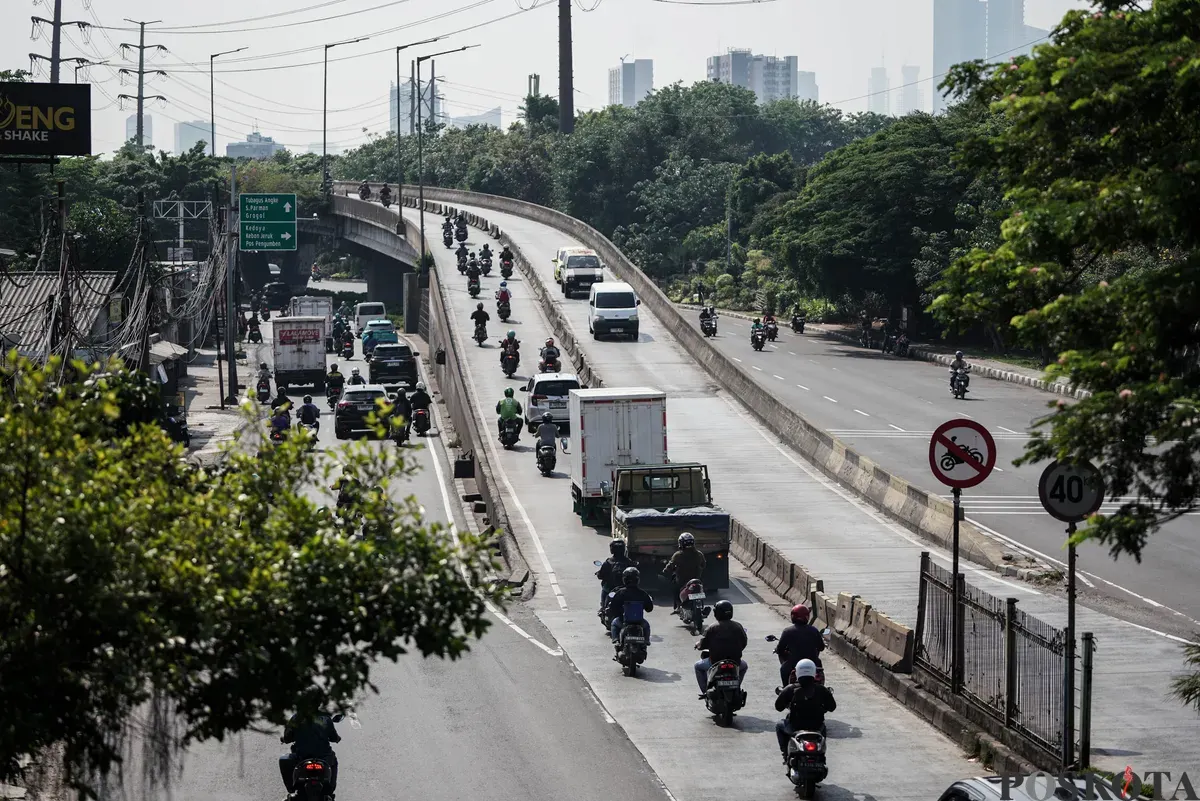 Sejumlah pengendara sepeda motor melintas di Flyover Pesing, Jakarta Barat, Jum'at, 26 September 2025. (Sumber: Poskota/Bilal Nugraha Ginanjar)