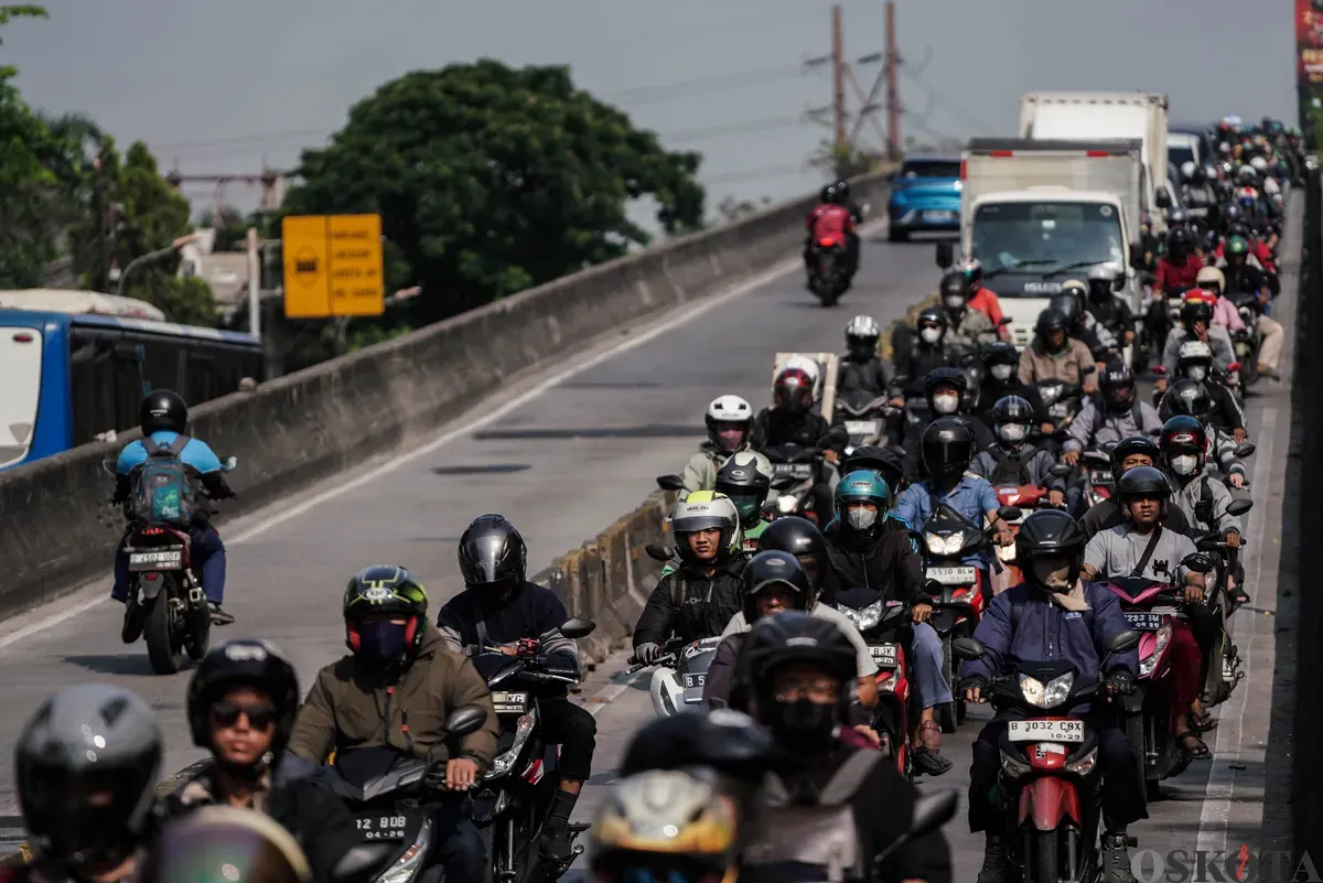 Sejumlah pengendara sepeda motor melintas di Flyover Pesing, Jakarta Barat, Jum'at, 26 September 2025. (Sumber: Poskota/Bilal Nugraha Ginanjar)