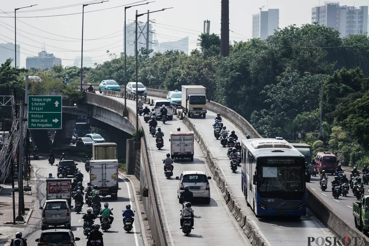 Sejumlah pengendara sepeda motor melintas di Flyover Pesing, Jakarta Barat, Jum'at, 26 September 2025. (Sumber: Poskota/Bilal Nugraha Ginanjar)