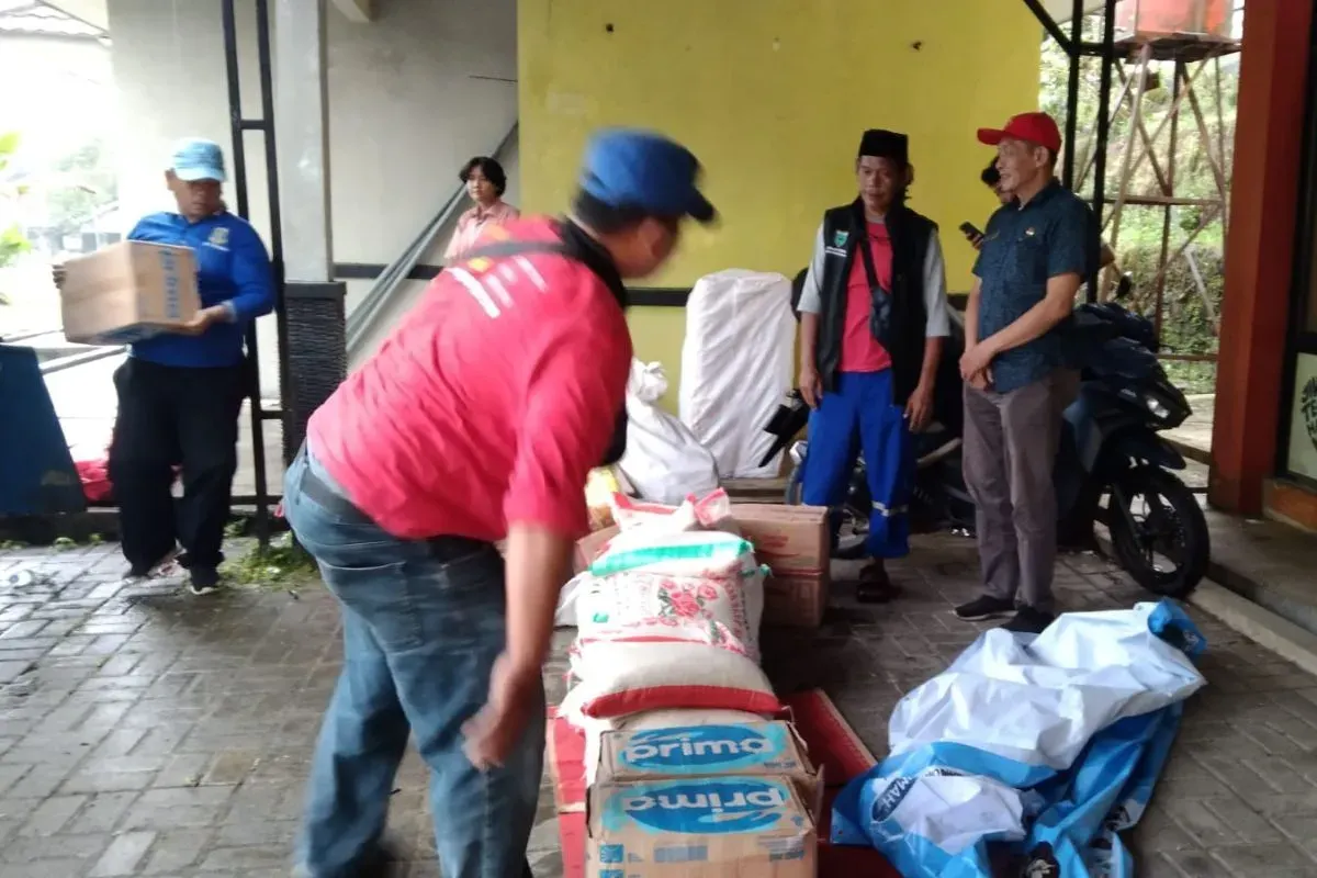Para personel KSB Banten mendistribusikan logistik ke tiap Lumbung Sosial di beberapa kecamatan di Kabupaten Pandeglang. (Sumber: Dok. KSB Banten)
