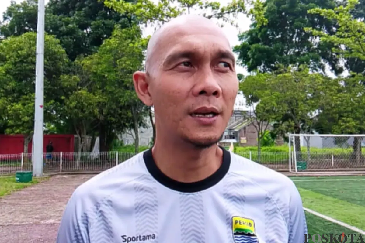 Pelatih kiper Persib Bandung U-20, Markus Haris Maulana di Lapangan Uni Jebreeetmedia Arena, Mekarjaya, Rancasari, Kota Bandung, Rabu, 1 Oktober 2025. (Sumber: Poskota/Gatot Poedji Utomo)