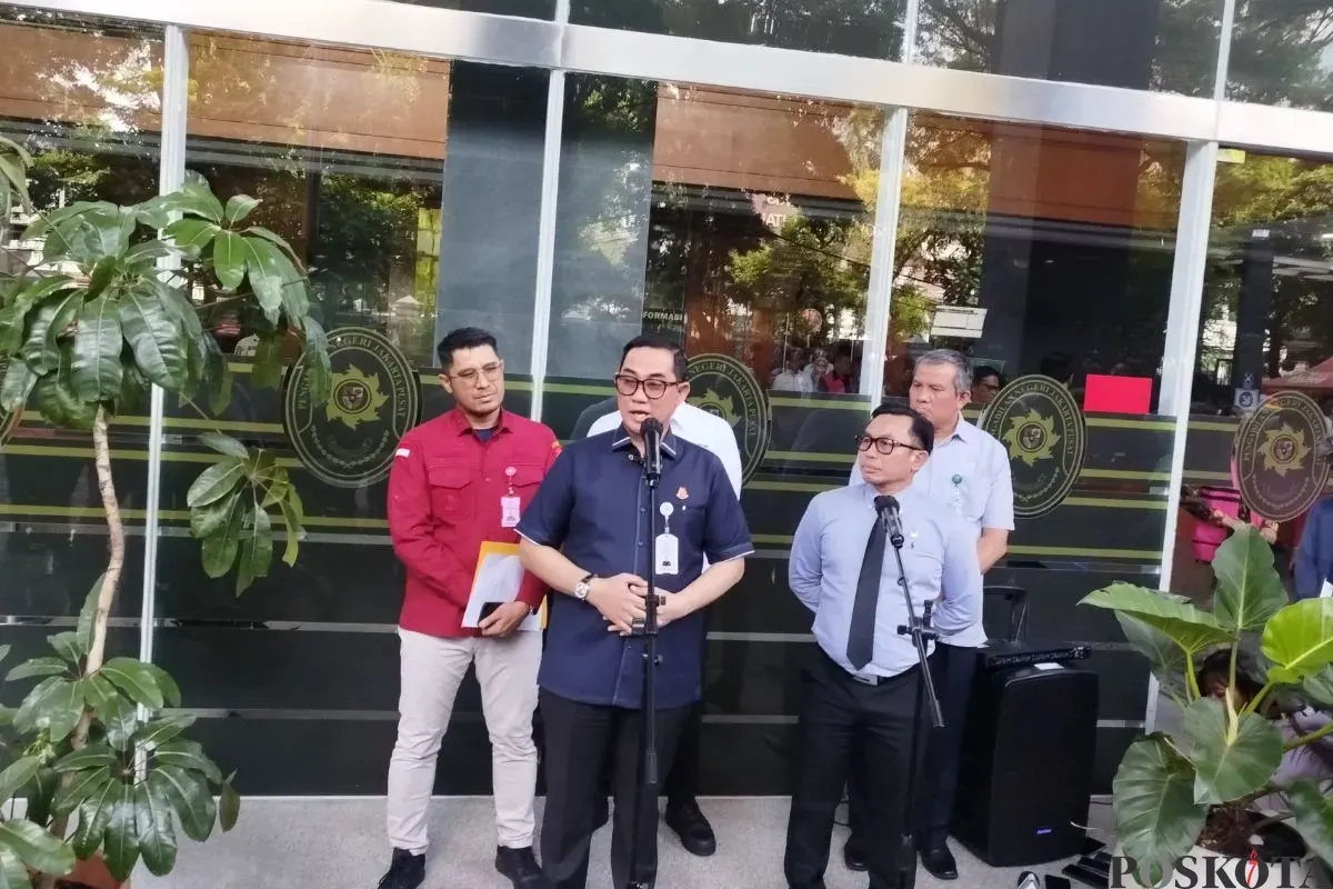 Jumpa pers pelimpahan berkas tersangka kasus tata kelola minyak mentah dari Kejari Jakpus ke PN Jakpus, Rabu, 1 Oktober 2025. (Sumber: Poskota/Ramot Sormin)
