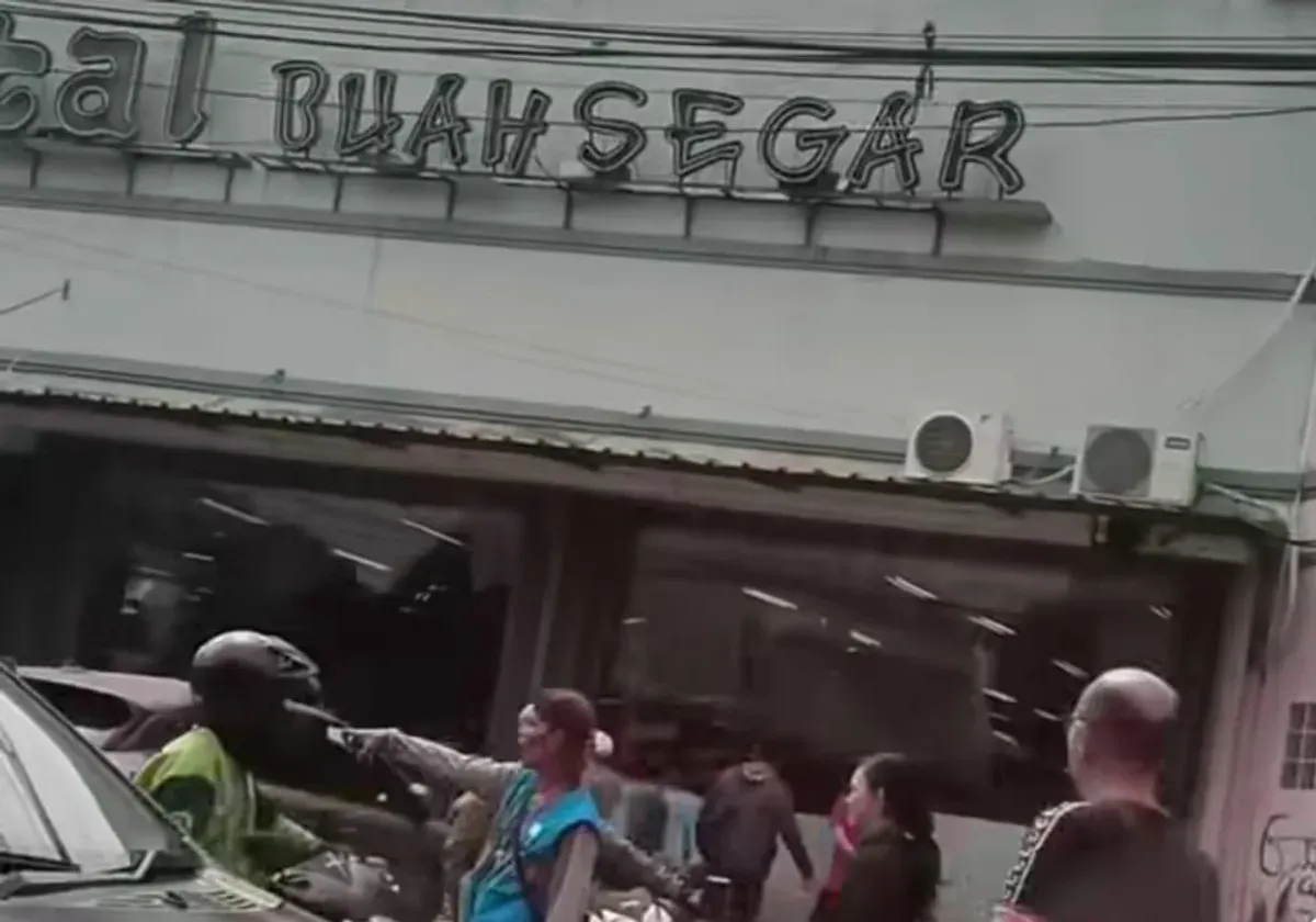 Sebuah mobil yang dikemudikan seorang wanita menabrak toko buah di Jalan Taman Surya, Kalideres, Jakarta Barat, pada Selasa, 30 September 2025. (Sumber: Istimewa)