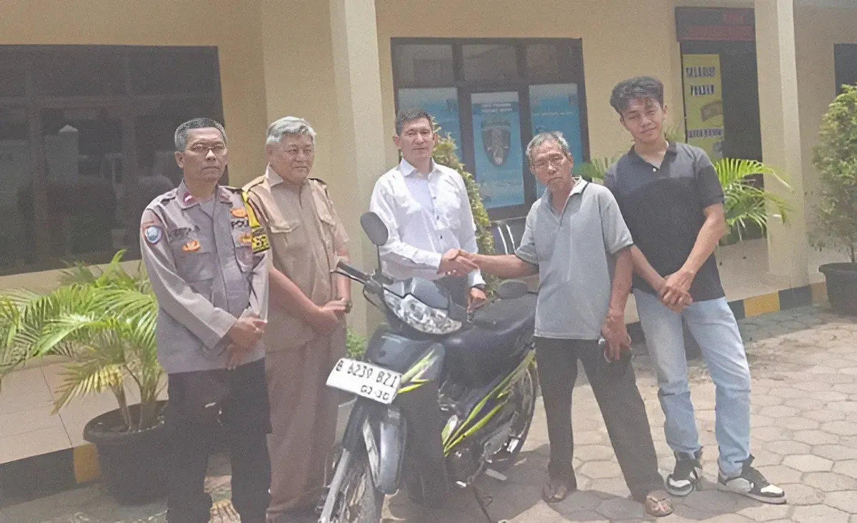 Polsek Setu menyerahkan kembali sepeda motor milik Sudir 56 tahun, pekerja harian lepas yang sempat hilang dicuri, setelah berhasil ditemukan di area perkebunan warga. (Sumber: Istimewa)