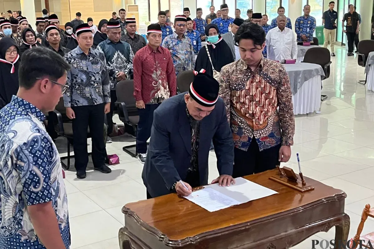 Mantan anggota NII menyatakan ikrar setia kepada NKRI di Kantor MUI Kota Tangerang, Sukaasih, Tangerang, Rabu, 1 Oktober 2025. (Sumber: Poskota/Pandi Ramedhan)