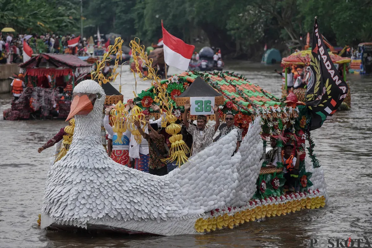 Peserta di atas perahu unik berbahan limbah plastik saat parade Festival Cinta Lingkungan di Kali Ciliwung, Cikoko, Jakarta Selatan, Minggu, 28 September 2025. (Sumber: Poskota/Bilal Nugraha Ginanjar)