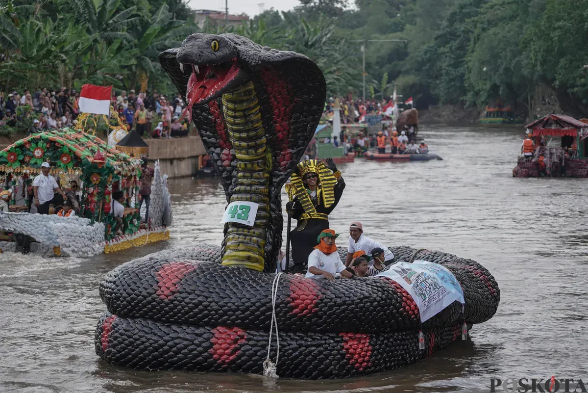 Peserta di atas perahu unik berbahan limbah plastik saat parade Festival Cinta Lingkungan di Kali Ciliwung, Cikoko, Jakarta Selatan, Minggu, 28 September 2025. (Sumber: Poskota/Bilal Nugraha Ginanjar)