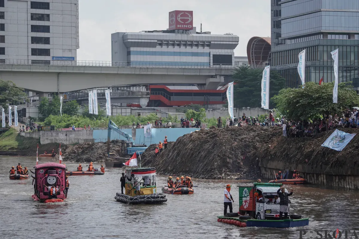 Peserta di atas perahu unik berbahan limbah plastik saat parade Festival Cinta Lingkungan di Kali Ciliwung, Cikoko, Jakarta Selatan, Minggu, 28 September 2025. (Sumber: Poskota/Bilal Nugraha Ginanjar)